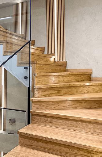 Лестница поворотная на 90° с ограждением из стекла под заказ фото 2