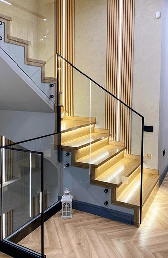 Лестница поворотная на 90° с ограждением из стекла под заказ фото 4