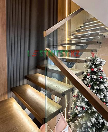 Лестница с металлическим каркасом на монокосоуре под заказ фото 3