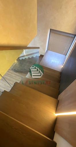 Лестница с металлическим каркасом на монокосоуре под заказ фото 7