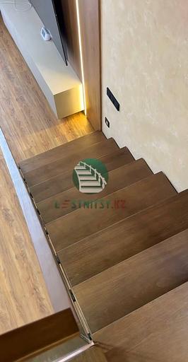 Лестница с металлическим каркасом на монокосоуре под заказ фото 8