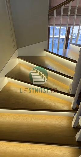 Лестница классическая поворотная на 90° с ограждением окон под заказ фото 2