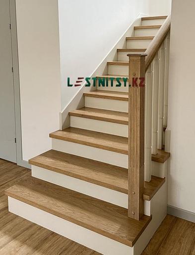 Лестница двухмаршевая на бетонном основании под заказ фото 1