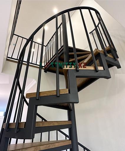 Лестница винтовая с металлическим ограждением под заказ фото 5