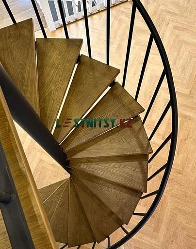 Лестница винтовая с металлическим ограждением под заказ фото 9