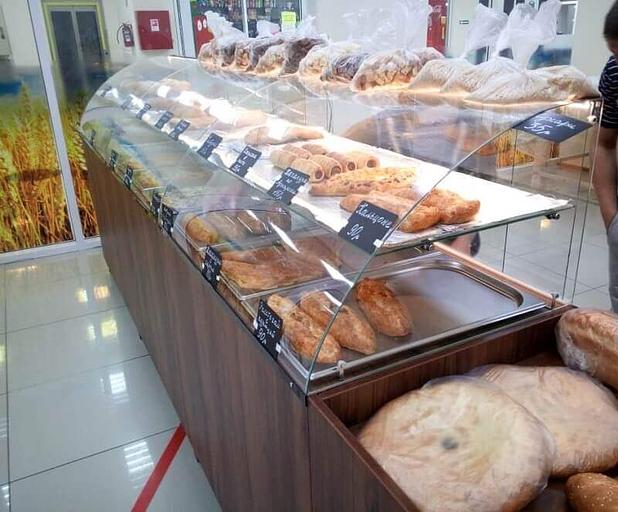 Настольная нейтральная кондитерская витрина 2 полки фасад с наклоном фото 2