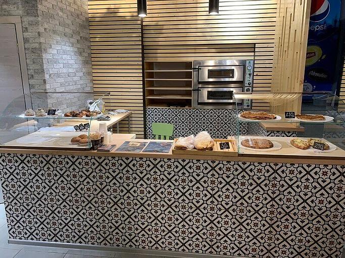 Настольная нейтральная кондитерская витрина 2 полки гнутый фасад фото 2