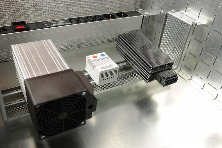 Шкаф коммутационный ЦМО (ШТВ-Н-6.6.3-4ААА) настенный 6U 600x330мм пер.дв.вентил. задн.дв.стал.лист несъемн.бок.пан. 57кг серый 220мм 27кг 400мм IP65 уличный всепогодный фото 4