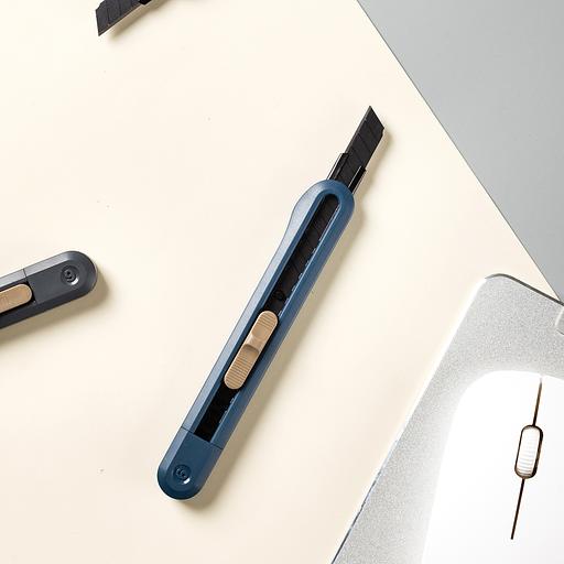 Нож канцелярский Deli ENS063-BL Nusign шир.лез.9мм фиксатор сталь синий фото 5