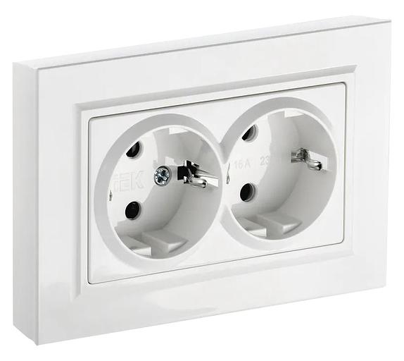 Розетка силов. IEK Brite РС12-3-БрБ BR-R21-16-K01-F двойн. скрыт. зазем. белый (упак.:1шт) фото 1