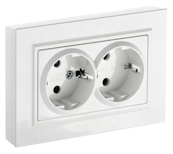 Розетка силов. IEK Brite РСш12-3-БрБ BR-R24-16-K01-F двойн. скрыт. зазем. штор. белый (упак.:1шт) фото 1