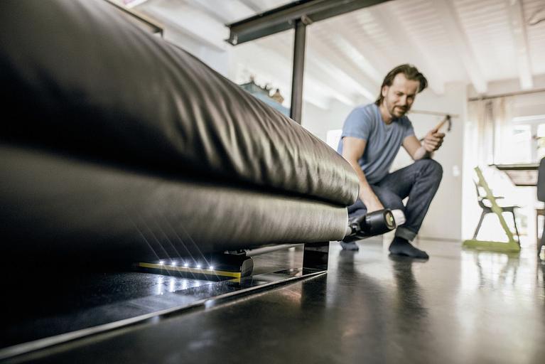 Ручной пылесос Karcher VC 6 Cordless ourFamily Car, 250Вт, черный/белый [1.198-672.0] фото 6