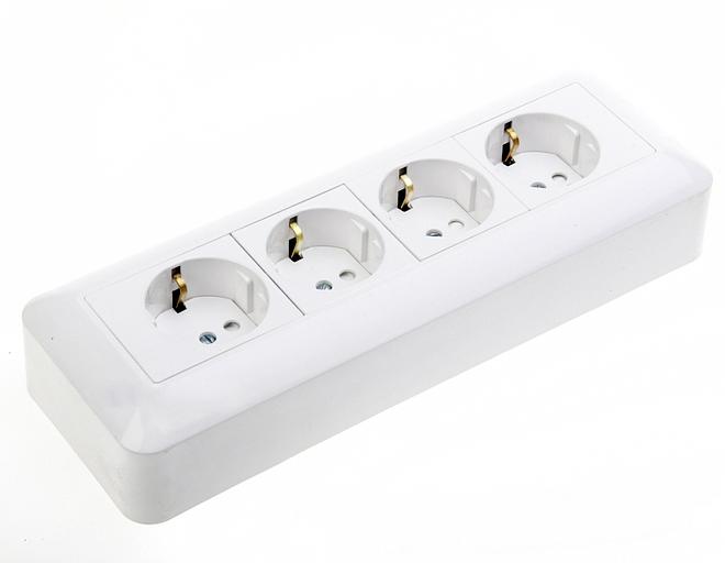 Systeme electric RA16-411M-B ПРИМА Розетка 4 поста наружная с заземлением 250В 16А со шторками белая монтажная пластина фото 1