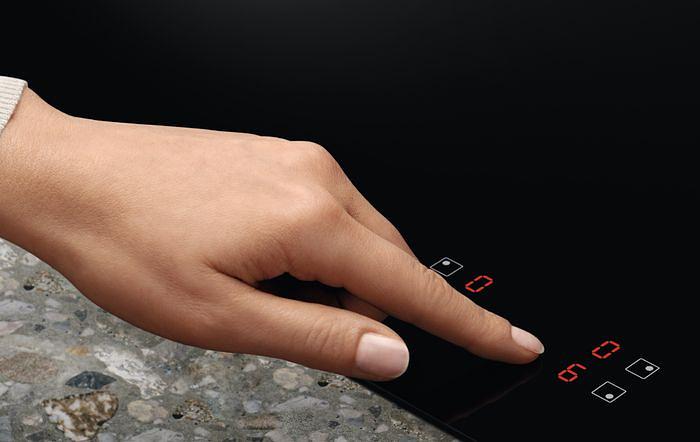 Варочная поверхность Electrolux EIB60420CK черный фото 3