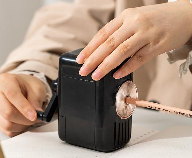 Точилка для карандашей механическая Deli E71165A 1 отверстие пластик ассорти фото 4