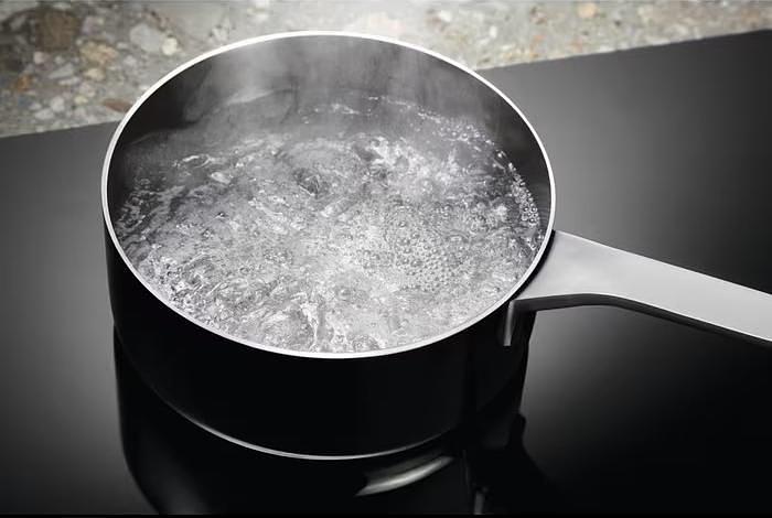 Индукционная варочная поверхность Electrolux LIR60430 черный фото 3