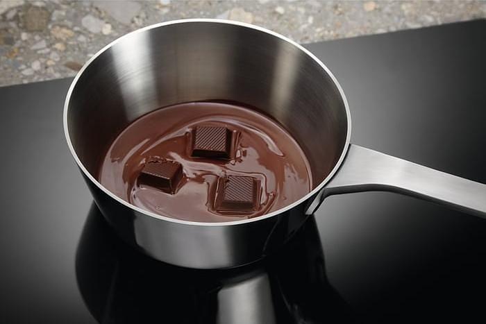 Индукционная варочная поверхность Electrolux LIR60430 черный фото 6