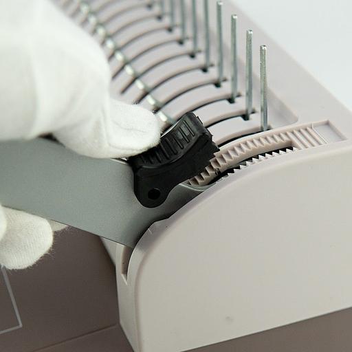 Переплетчик Heleos БП13пс коричневый (БП13ПСК) A4/перф.13л.сшив/макс.450л./пластик.пруж. (6-51мм) фото 4