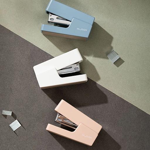 Степлер мини Deli ENS083WHITE ENS083 Linfini N10 24/6 (15листов) белый 15скоб металл/пластик блистер фото 4