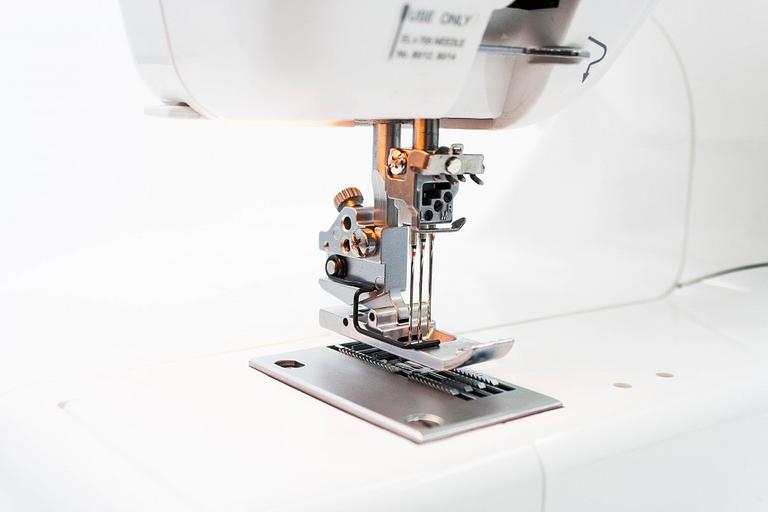 Распошивальная машина Janome CoverPro 7, белый фото 5