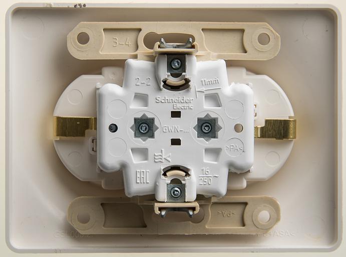 GLOSSA Розетка двойная с заземлением со шторками перламутр в сборе фото 2