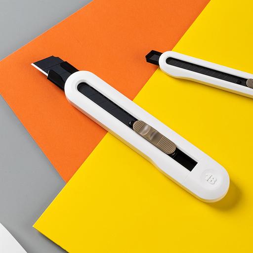 Нож канцелярский Deli ENS062-WHITE Nusign шир.лез.18мм выдвижное лезвие фиксатор 8 сменных лезвий металл/пластик белый фото 2