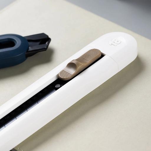 Нож канцелярский Deli ENS062-WHITE Nusign шир.лез.18мм выдвижное лезвие фиксатор 8 сменных лезвий металл/пластик белый фото 4