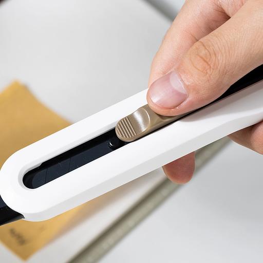 Нож канцелярский Deli ENS062-WHITE Nusign шир.лез.18мм выдвижное лезвие фиксатор 8 сменных лезвий металл/пластик белый фото 5