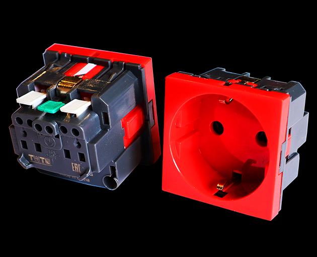 Розетка электрическая Mosaic одинарная с заземлением и шторками, безвинтовое подключение, красная фото 1