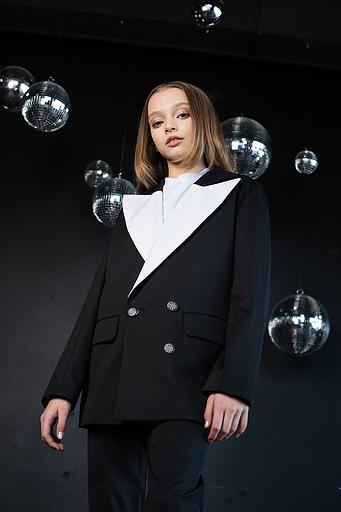 Двубортный чёрный жакет-смокинг с белыми лацканами для девочки ОПТ фото 3