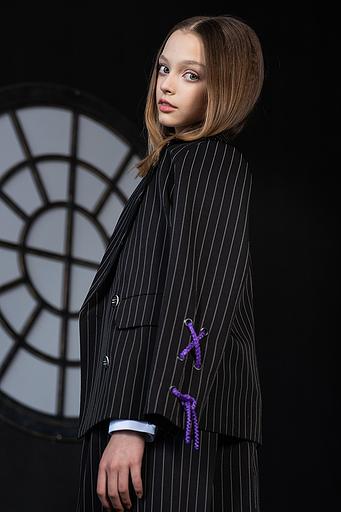 Двубортный чёрный жакет в полоску со шнуровкой на рукавах для девочки ОПТ фото 1