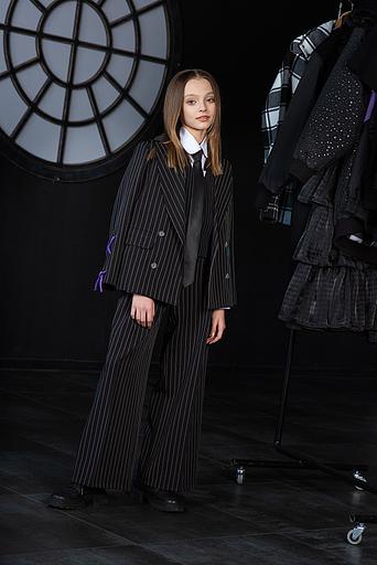 Двубортный чёрный жакет в полоску со шнуровкой на рукавах для девочки ОПТ фото 3