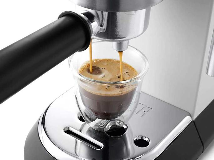 Кофеварка рожковая Delonghi EC685.W 1350Вт белый фото 4
