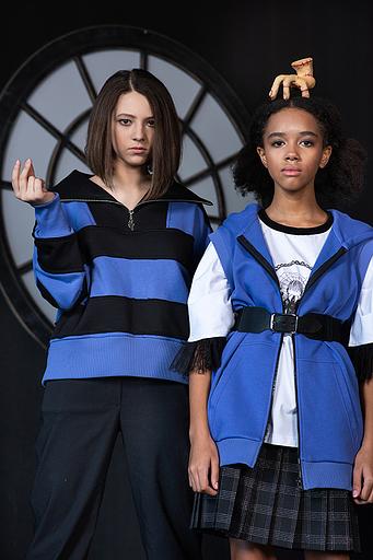 Чёрно-фиолетовый свитшот в полоску с молнией на горле для девочки ОПТ фото 3