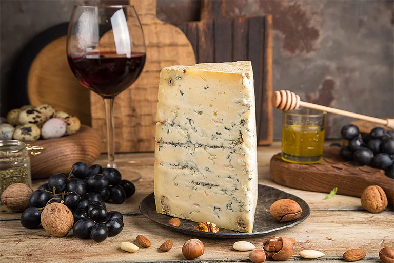 Сыр с голубой плесенью «Стилтон Дольче» ОПТ фото 1