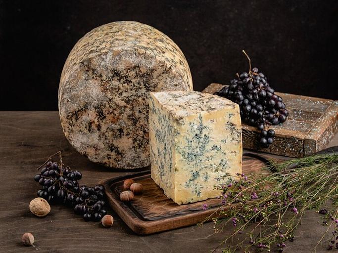 Сыр с голубой плесенью «Стилтон Дольче» ОПТ фото 2