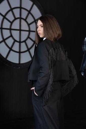 Укороченный двубортный чёрный жакет с бахромой на девочку ОПТ фото 4