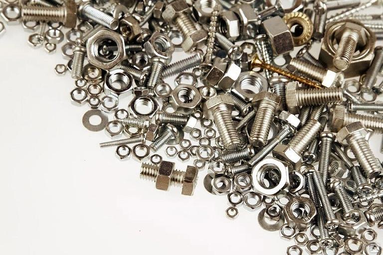 Метизы, сварочные материалы (гайки, болты, шурупы, саморезы,гвозди, колючая проволока и т.д). из наличия и под заказ в Краснодаре фото 1