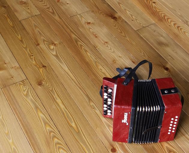 Орех светлый, массивная доска, лиственница, 15 мм, рустик, УФ-лак, 1.97 м2 фото 1