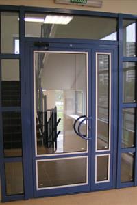 Алюминиевые двери фото 1