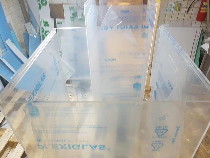 Напольные короба из оргстекла, оснащенные выдвижной крышкой. фото 1