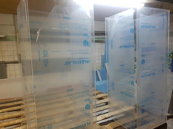 Напольные короба из оргстекла, оснащенные выдвижной крышкой. фото 2