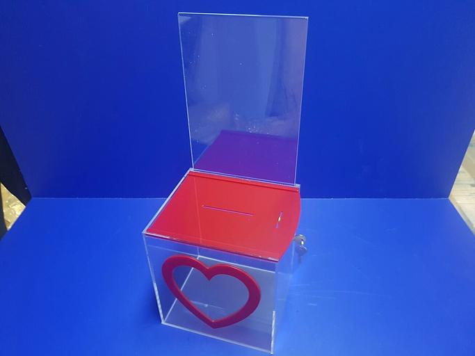 Короб для сбора пожертвований из прозрачного оргстекла с сердечком. фото 3