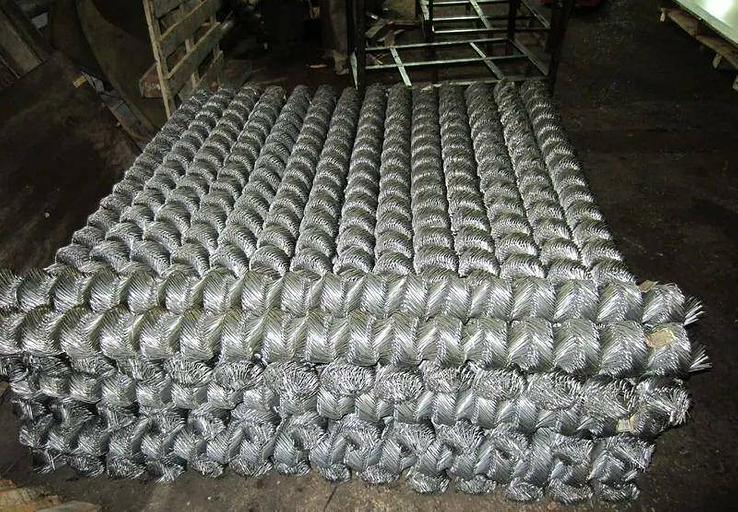 Сетка-рабица ячейки 75×75 1.5×10 м д 1.8 неоцинкованная опт фото 1