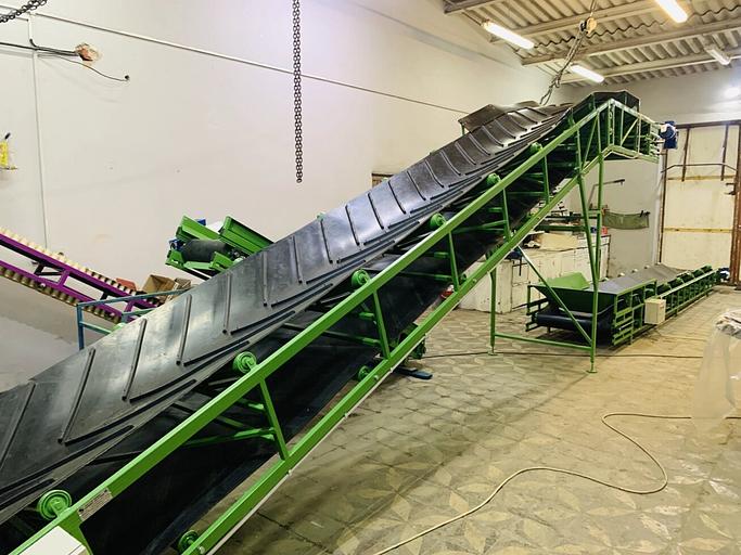 Желобчатый конвейер с Г-образной трассой для транспортировки овощей фото 1