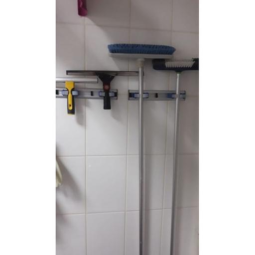 Настенный держатель уборочного инвентаря с рукоятками и петлями, длина 28см, два зажима (1009299) фото 2