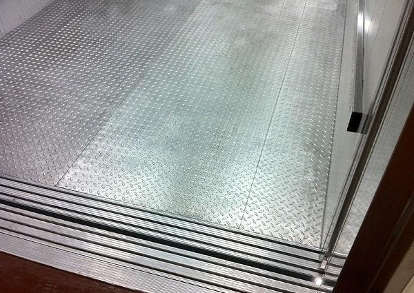 Лифты для перевозки грузов в сопровождении пассажиров QVG фото 2