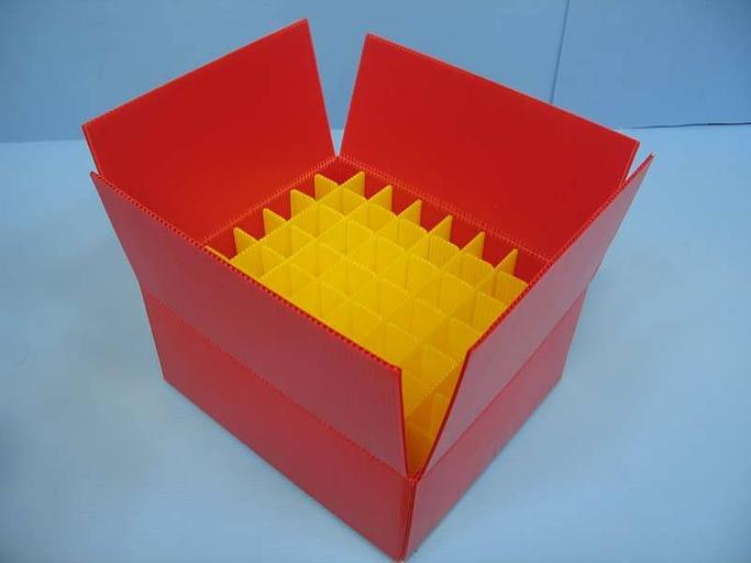 Коробка красного цвета с разделителями из гофропластика сотового полипропилена фото 1