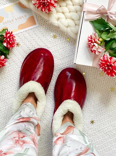 Чуни из натуральной овчины жемчужные с кожаным красным верхом фото 1