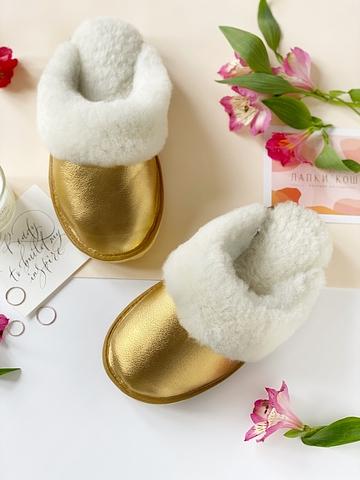 Женские меховые тапочки жемчужные закрытые с кожаным верхом фото 6